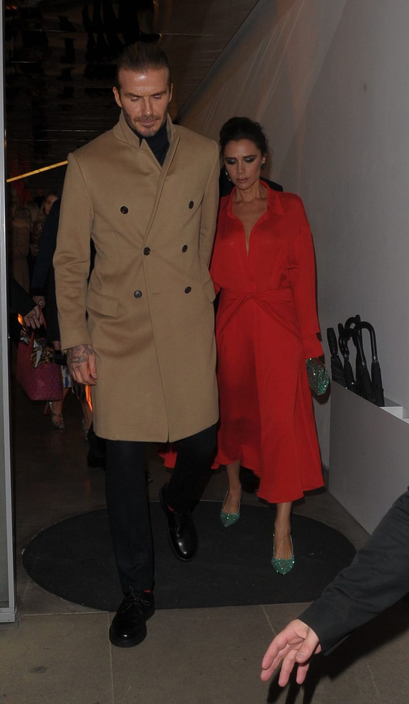 Wystylizowani Victoria Beckham i David Beckham złapani przez paparazzi w Londynie