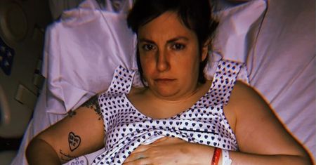 Lena Dunham pokazała zdjęcie po poważnej operacji. "Majtki z siatki i blizny są super"