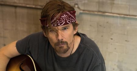 Dziewczyny, z którymi się umawiał, myliły go z postaciami z filmów! Ethan Hawke jako gwiazda rocka w komedii "Też go kocham"