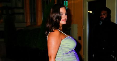 Ashley Graham w zaawansowanej ciąży. Podkreśliła brzuch