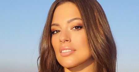 Pod futrem skąpa bielizna. Ashley Graham pokazuje swój "weekendowy" strój