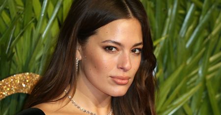 Krągłe kształty to jej atut. Ashley Graham wygina ciało w małej czarnej