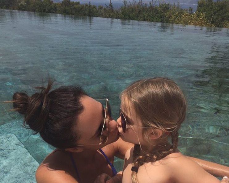 Victoria Beckham całuje córkę. To zdjęcie wzbudziło kontrowersje