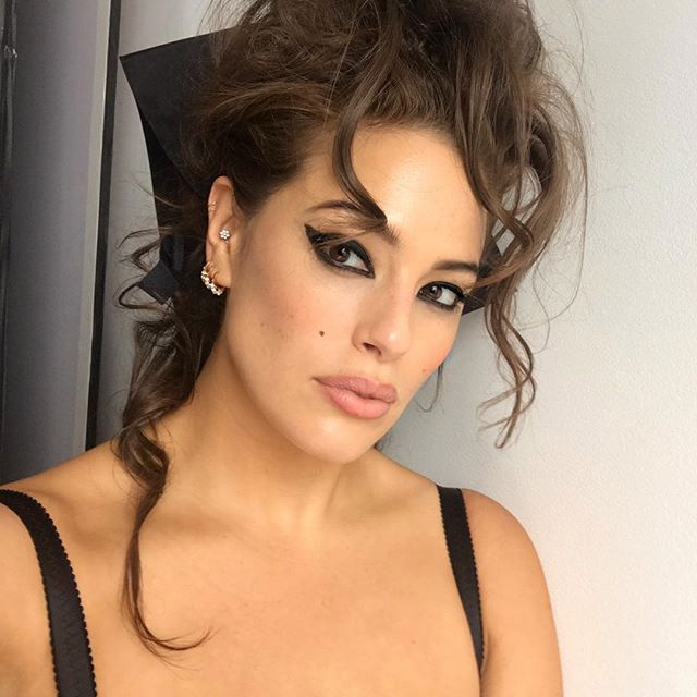 Różana Ashley Graham. Modelka w oryginalnej sukience