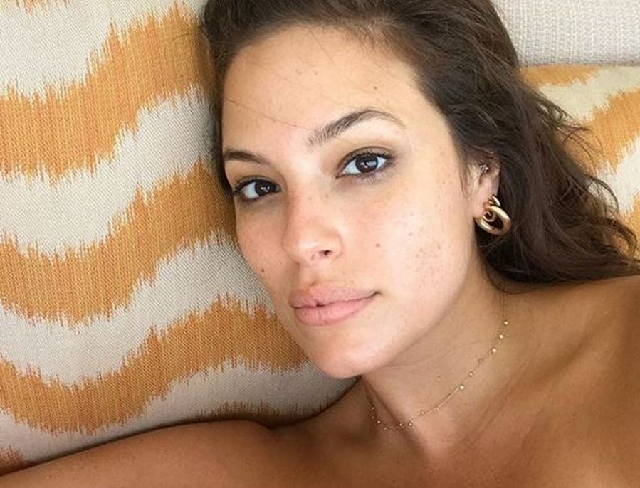 Ashley Graham wypoczywa na Bali i eksponuje wdzięki. Robi wrażenie!