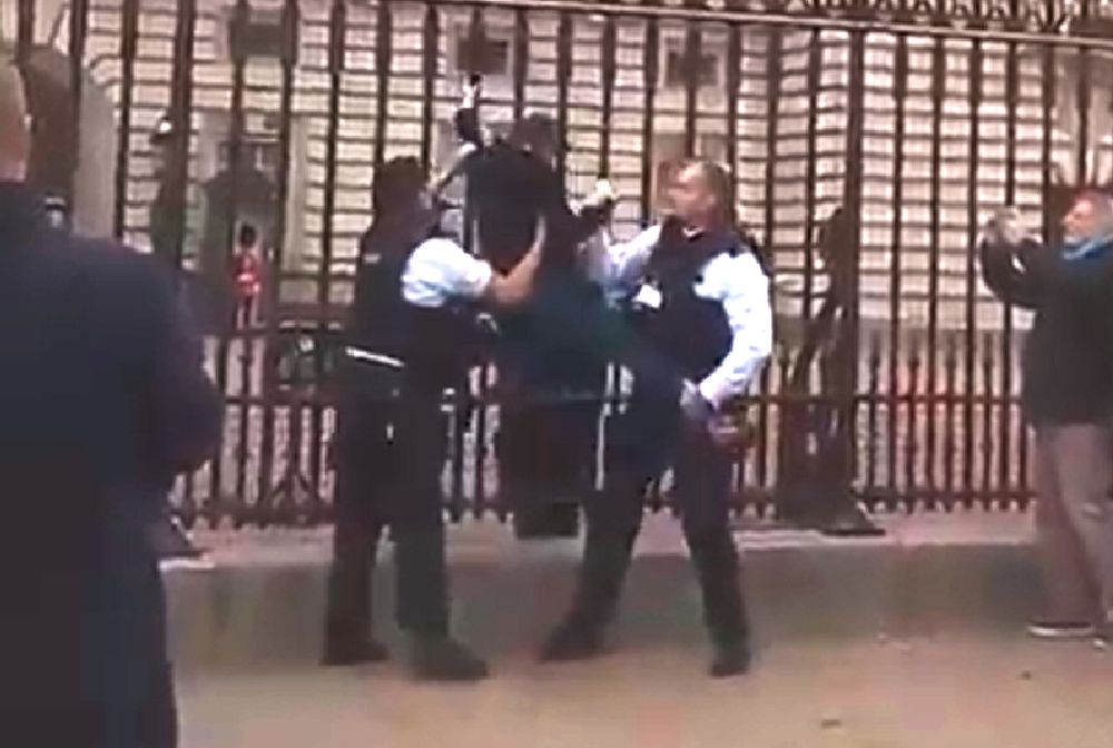 Kobieta próbowała wejść na płot pałacu Buckingham. Ludzie głośno dopingowali