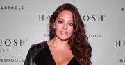 Ashley Graham pozuje w samej bieliźnie. Modelka jest dumna ze swoich krągłości