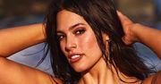 Naciągnięty kostium, odsłonięte biodro. Ashley Graham słusznie nie wie, co to kompleksy