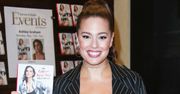 Ashley Graham w czarnej mini promuje swoją książkę