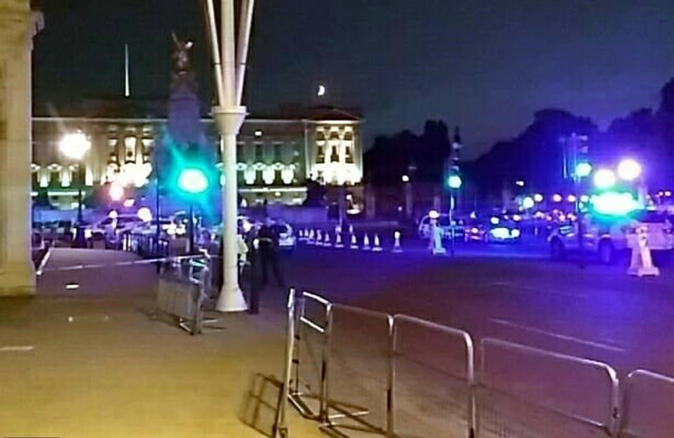 Krzyczał "Allahu akbar" pod Pałacem Buckingham. Policjanci walczyli o życie