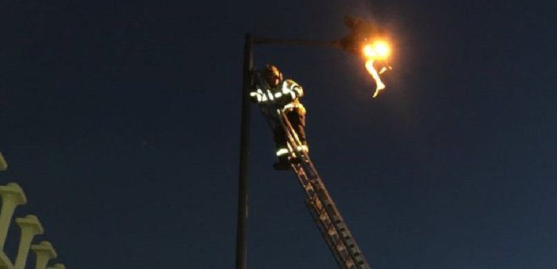 Mężczyzna wdrapał się na latarnię w Birmingham. Musieli ratować go strażacy