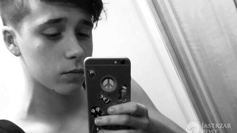 Brooklyn Beckham bez koszulki