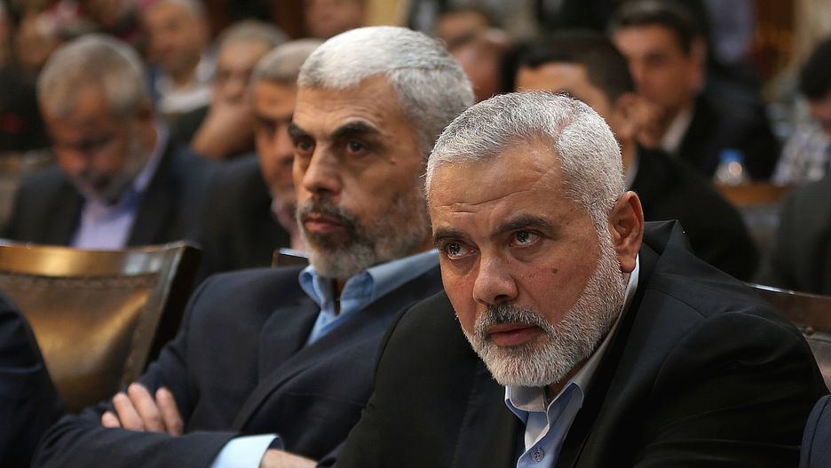 Od lewej: nowy lider Hamasu Yahya Sinwar i lider-senior Sheikh Ismaeil Haneiya