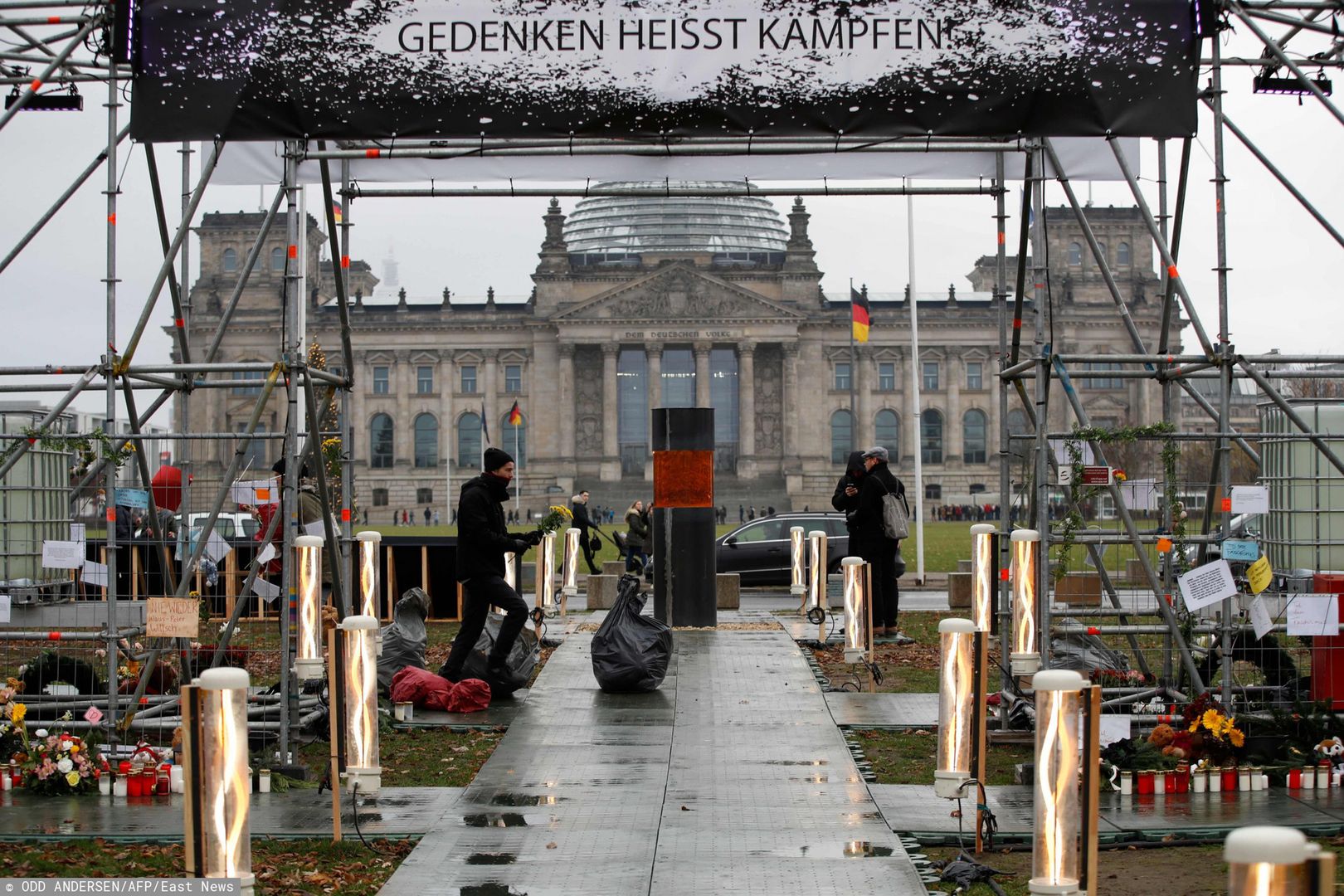 Aktywiści wystawili urnę z prochami ofiar Holocaustu przed gmach rządu. Przepraszają