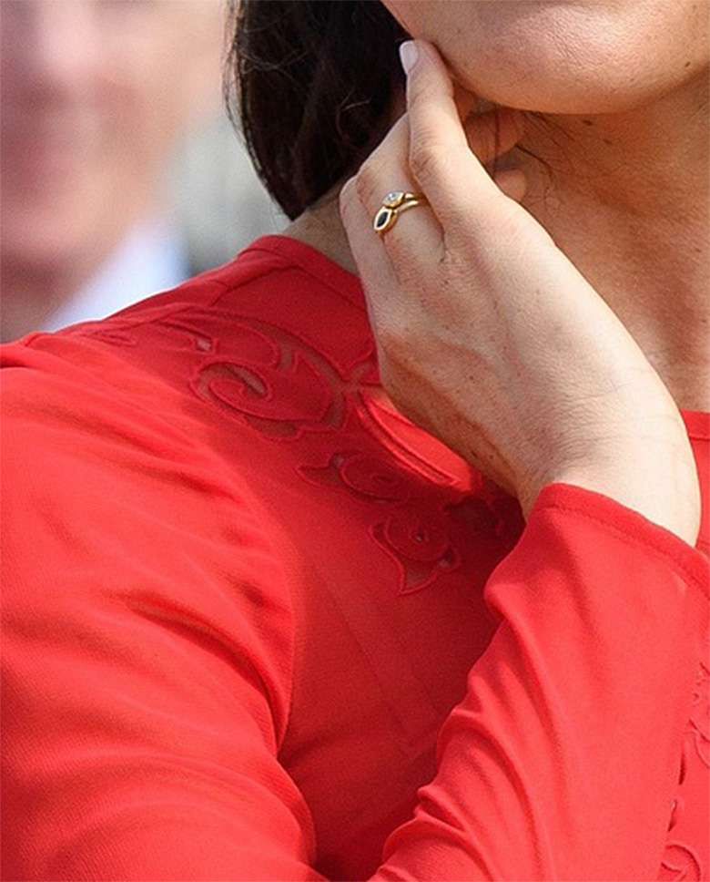 Ciężarna Meghan Markle w obcisłej sukience
