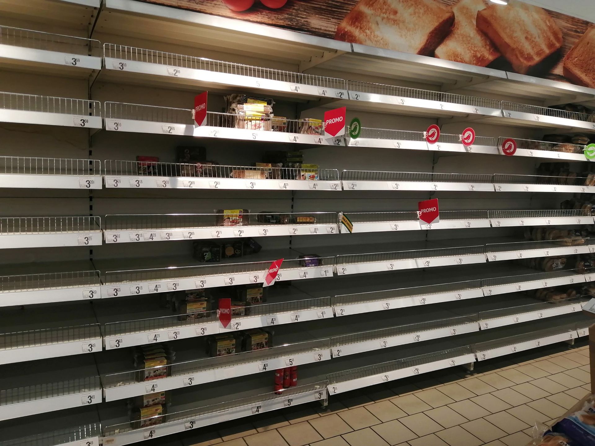 A tu regały, na którym na ogół bywa paczkowane pieczywo. Jak widać - nie tym razem 