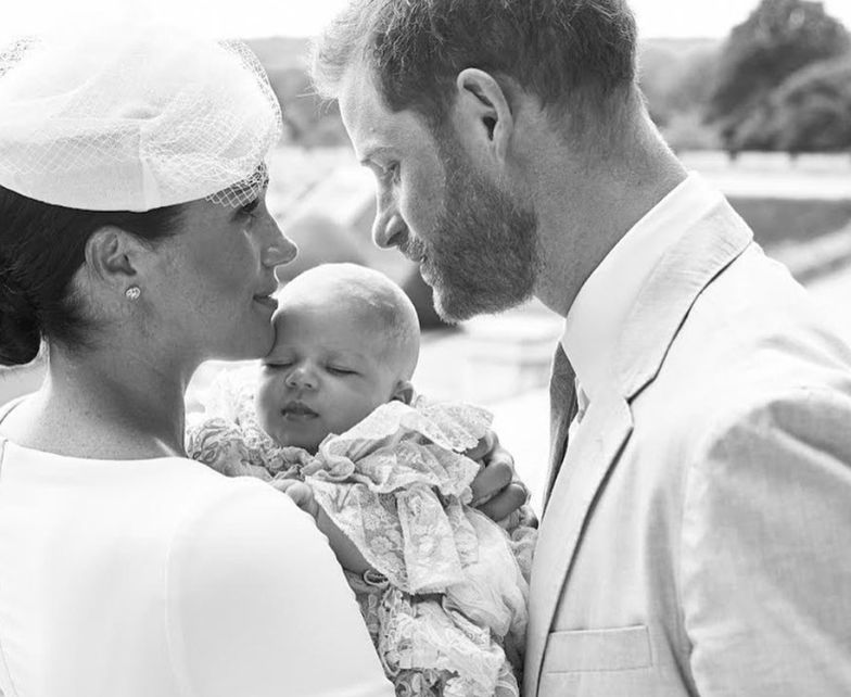 Księżna Meghan i książę Harry ochrzcili syna. Przyjrzeliście się zdjęciu?