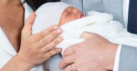 Srebrna łyżeczka dla Archiego. Wyjątkowy prezent trafi na aukcję charytatywną