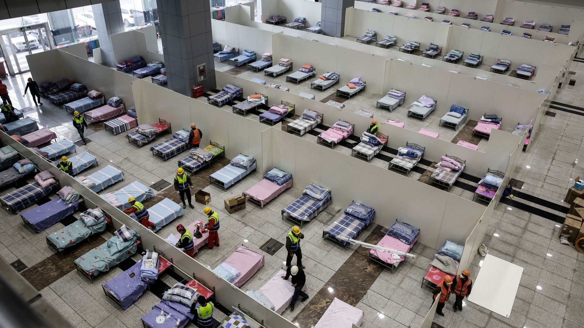 Szpital polowy przygotowywany w centrum konferencyjnym w mieście Wuhan, ognisku koronawirusa