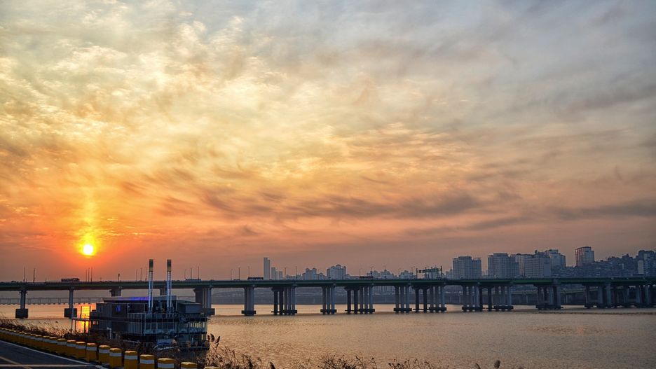 Organizując samochodowy transfer z Lotniska Seul-Incheon do centrum, trzeba wziąć pod uwagę koenieczność przejechania długiego mostu nad rzeką Han