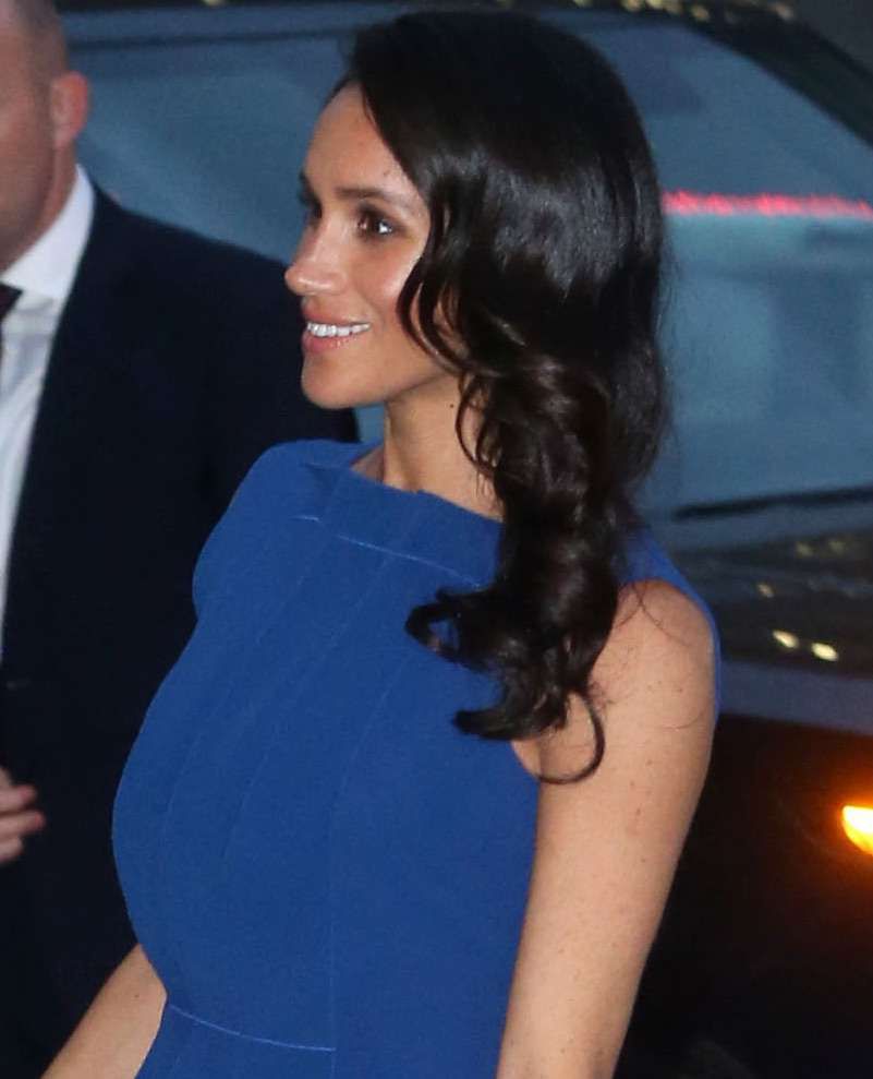 Meghan Markle w niebieskiej sukience na gali 100 Days to Peace