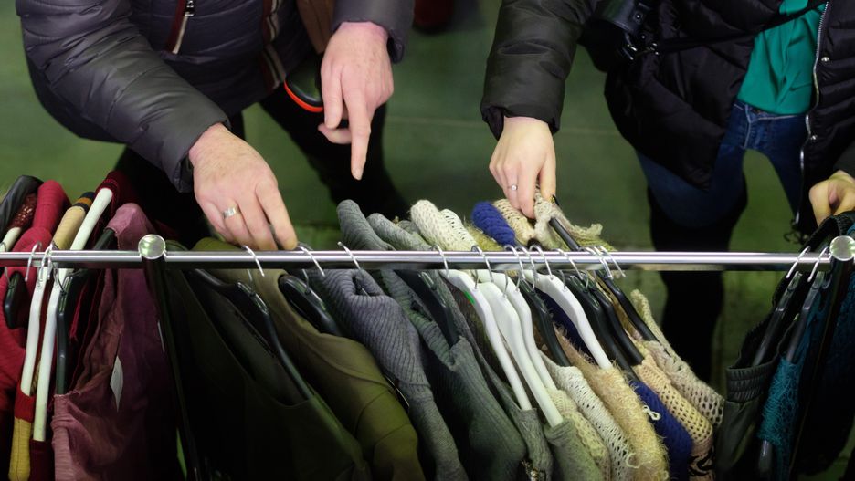 Polacy chętnie korzystają z używanych produktów, najczęściej kupujemy z drugiej ręki samochody, książki, ubrania czy meble.