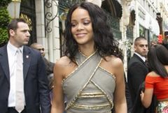 Rihanna w dresie i eleganckich butach