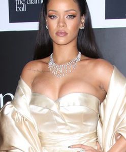 Rihanna założyła prześwitującą bieliznę. Bujny biust wylewa się jej ze stanika