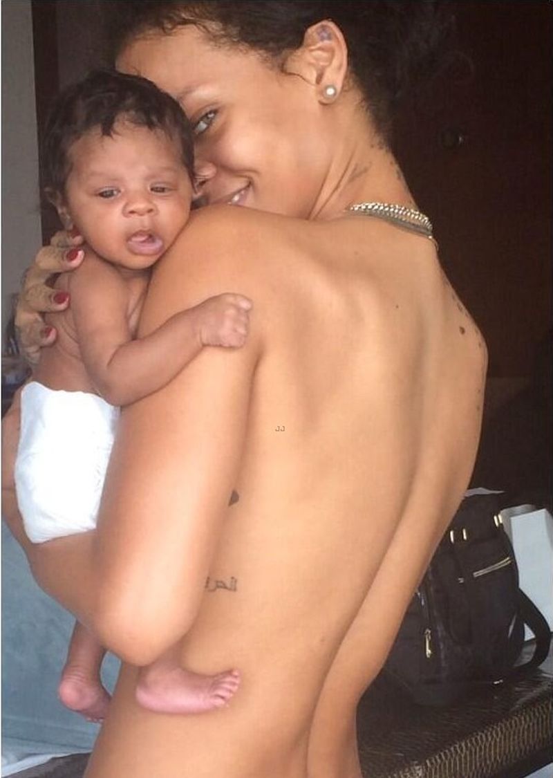 Rihanna topless z dzieckiem