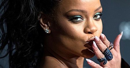 Rihanna dodała sobie kilogramów kreacją, ale warto było! Ta sukienka jest po prostu piękna!