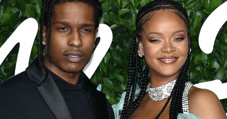 Rihanna na kolację ze znajomymi wbiła się w kuse skórzane szorty i mikroskopijny stanik. Obnażony ciążowy brzuch gwiazdy na pierwszym planie