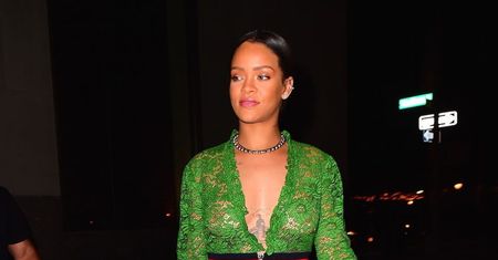 Rihanna w przezroczystej sukience na rodzinnej kolacji. Przesadziła?