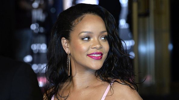 Seksowna Rihanna na promocji własnych kosmetyków. Co za dekolt!