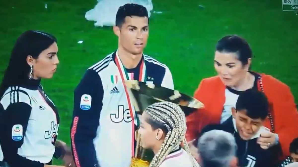 Cristiano Ronaldo uderzył syna pucharem