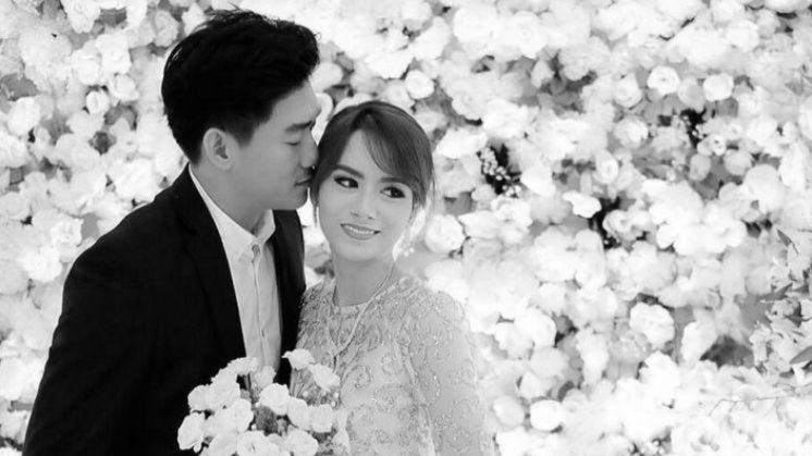 Dylan Sahara i Riefian Fajarsyah na ślubie.