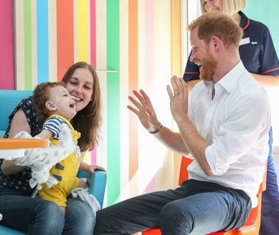 Książę Harry odwiedza szpital, idzie w ślady księżnej Diany