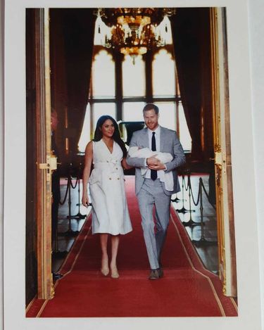 Książę i księżna Sussex z synem – zdjęcie oficjalnej pocztówki