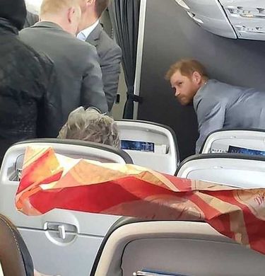 Książę Harry na pokładzie samolotu
