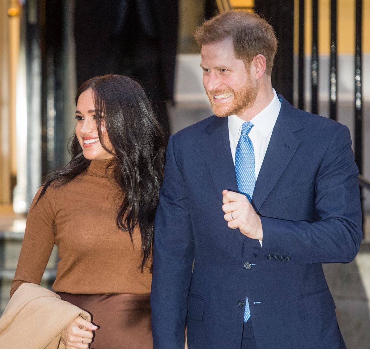 Książę Karol wyrzucił Meghan i Harry'ego z rodziny królewskiej? Królowa nic nie wiedziała