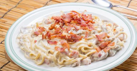 Też używasz śmietany do spaghetti carbonara? Robi się je zupełnie inaczej