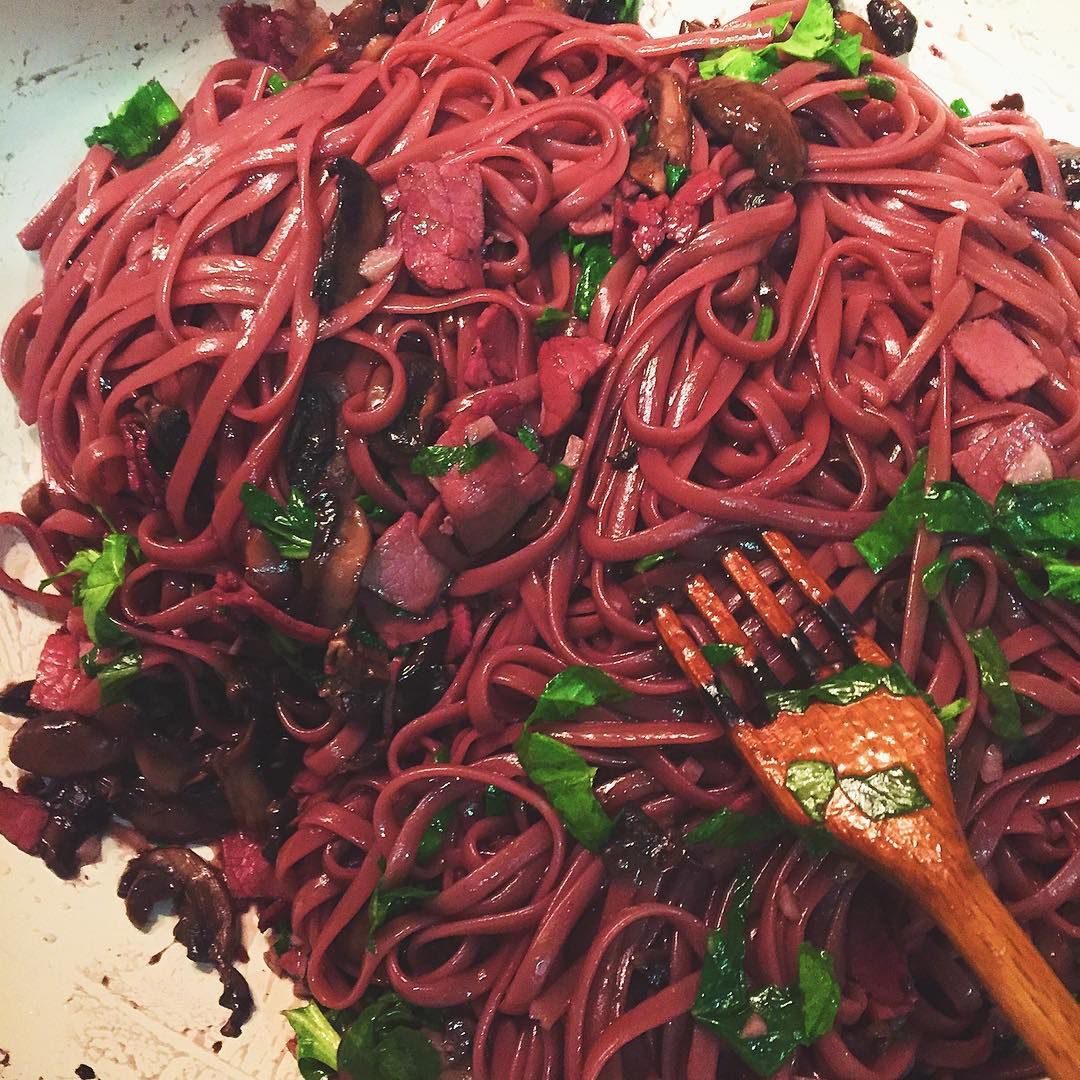 Spaghetti gotowane w czerwonym winie zachwyca kolorem i smakiem.