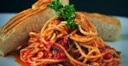 Spaghetti z sosem pomidorowym. Pyszne i proste