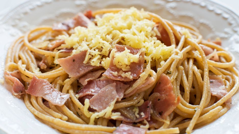 Spaghetti w sosie śmietanowym szynką parmeńską. Prosto i smacznie
