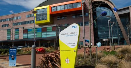 Śmierć Alfiego Evansa. "Bezprecedensowe" ataki na personel szpitala Alder Hey w Liverpoolu