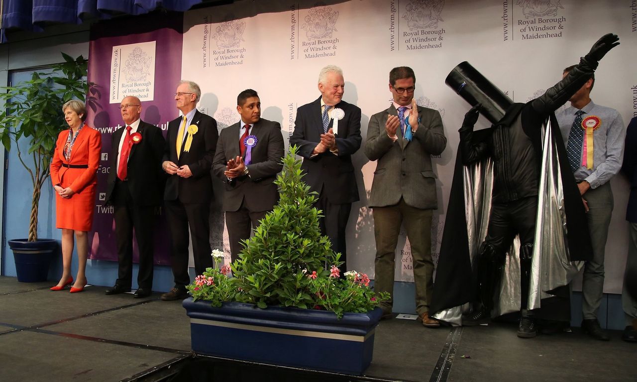 Lord Buckethead i Elmo. Kto odebrał głosy brytyjskiej premier