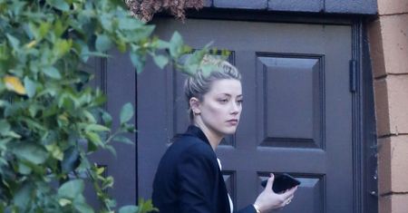 Amber Heard zeznaje w sądzie. "Mocno mnie spoliczkował, złapał za włosy i zawlókł przez schody do biura"