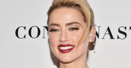 Zmysłowa Amber Heard na czerwonym dywanie. Cała w koronkach i frędzlach