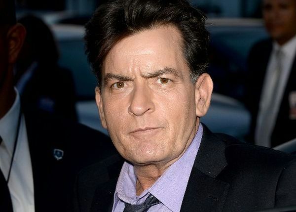 Charlie Sheen trafił pod stałą obserwację lekarzy. Niepokojące doniesienia o jego stanie zdrowia