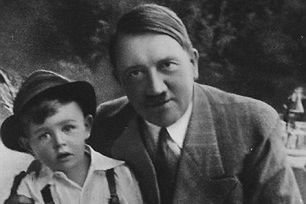 Kim jest chłopiec, który był maskotką Hitlera?