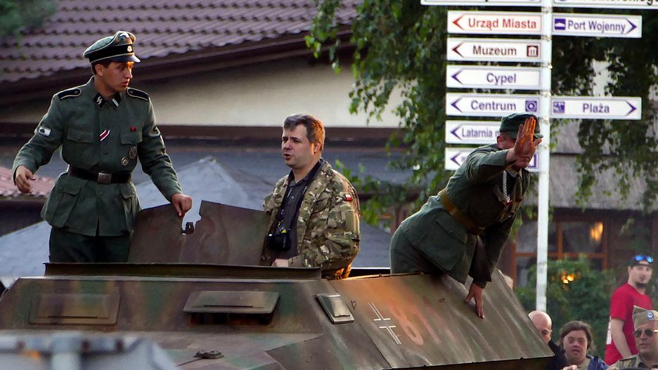 Z lewej rekonstruktor w mundurze żołnierza SS